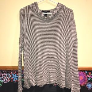 KNIT BLACK AND WHITE HOODIE LIGHT SWEATER